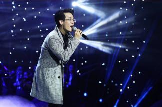 5.000 khán giả hát cùng Hà Anh Tuấn dù đứng dưới chiếc ô che mưa Đà Lạt