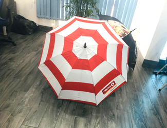 Cách treo dù trang trí hiệu quả